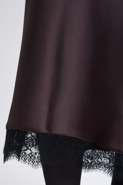 Lange satijnen rok;${refinementColor}