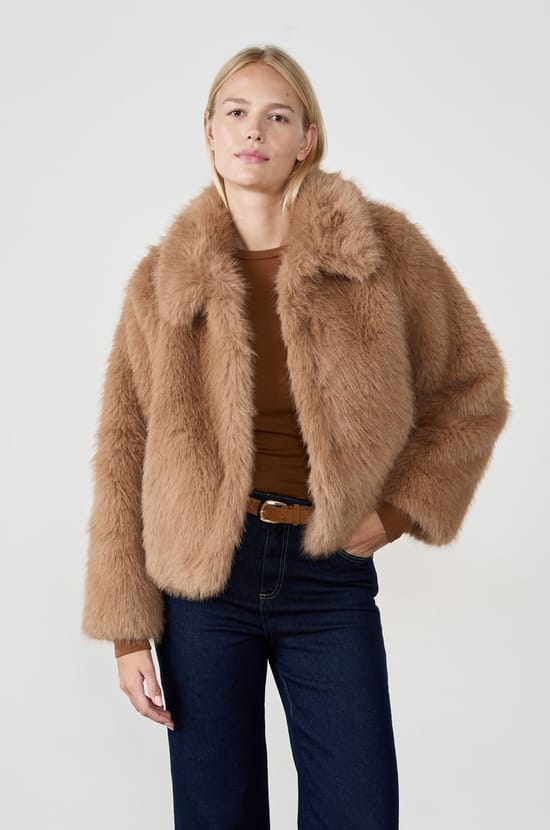 Manteau court en fausse fourrure;${refinementColor}