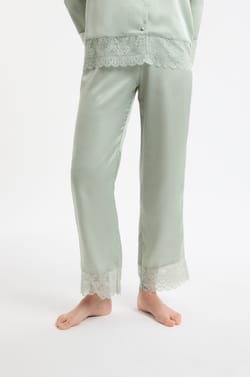 Pantalon de pyjama satin&eacute; avec d&eacute;tails dentelle;${refinementColor}