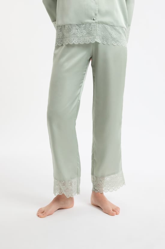 Pantalon de pyjama satin&eacute; avec d&eacute;tails dentelle;${refinementColor}