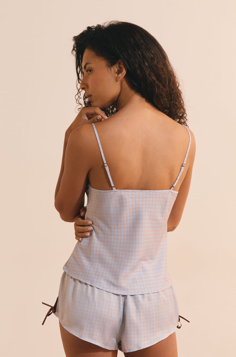 Top satin&eacute; &agrave; carreaux avec d&eacute;tails en dentelle;${refinementColor}