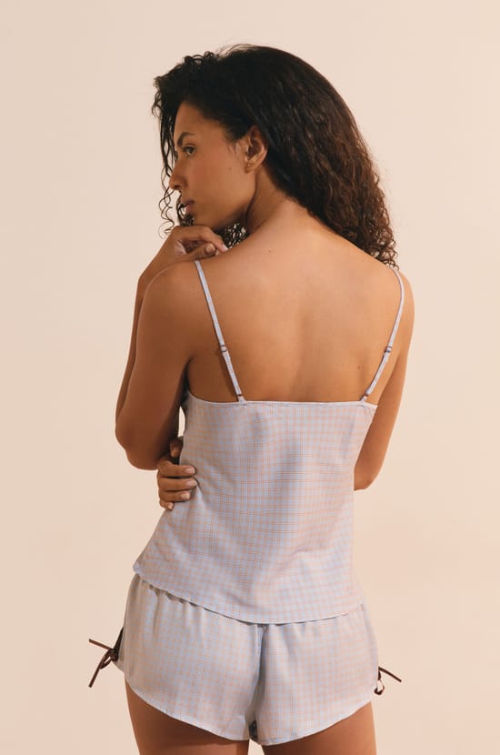 Top satin&eacute; &agrave; carreaux avec d&eacute;tails en dentelle;${refinementColor}
