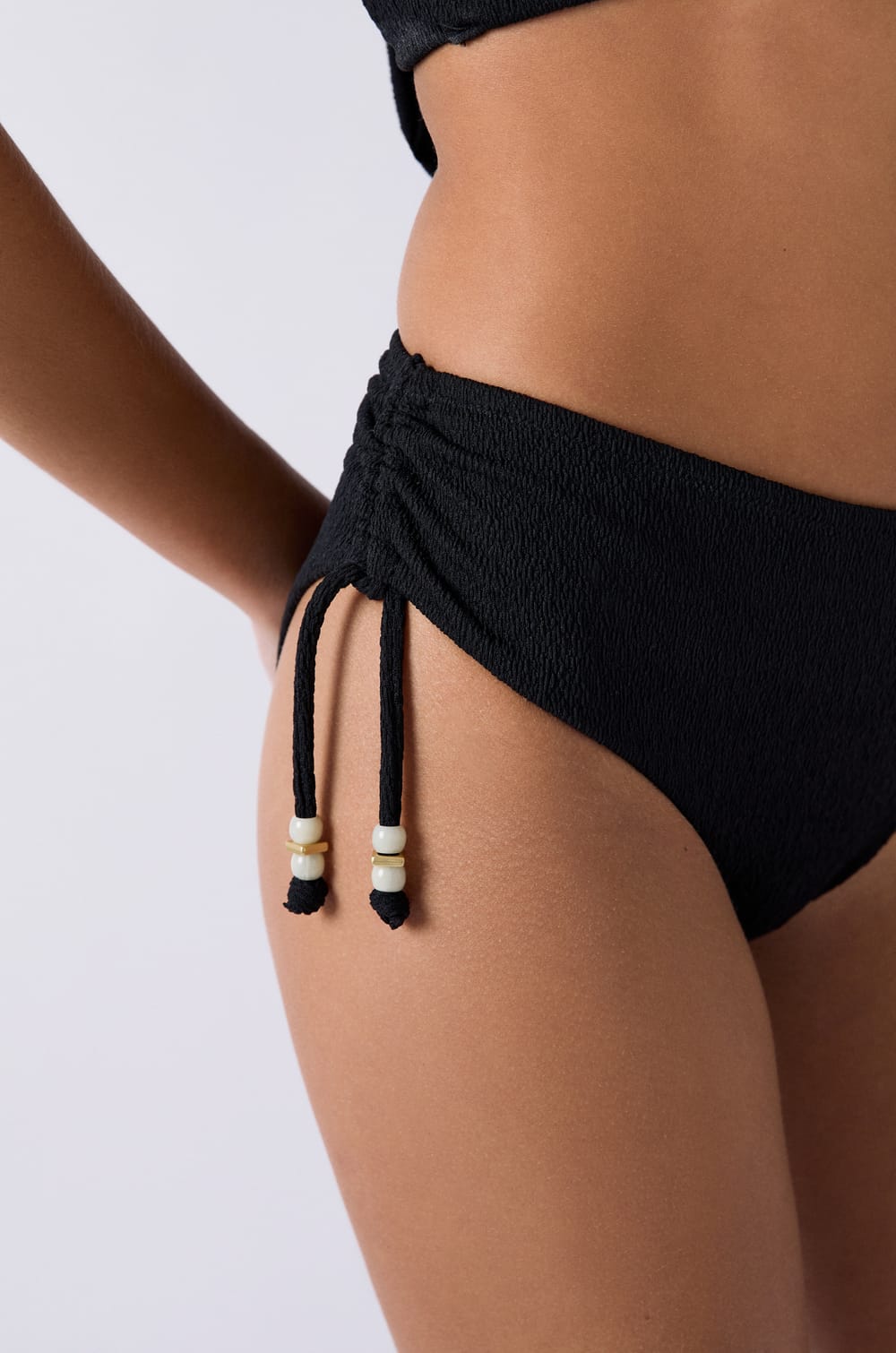 Braguita de bikini con detalles de perlas;${refinementColor}