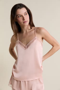 Caraco satin&eacute; avec d&eacute;tails brod&eacute;s;${refinementColor}