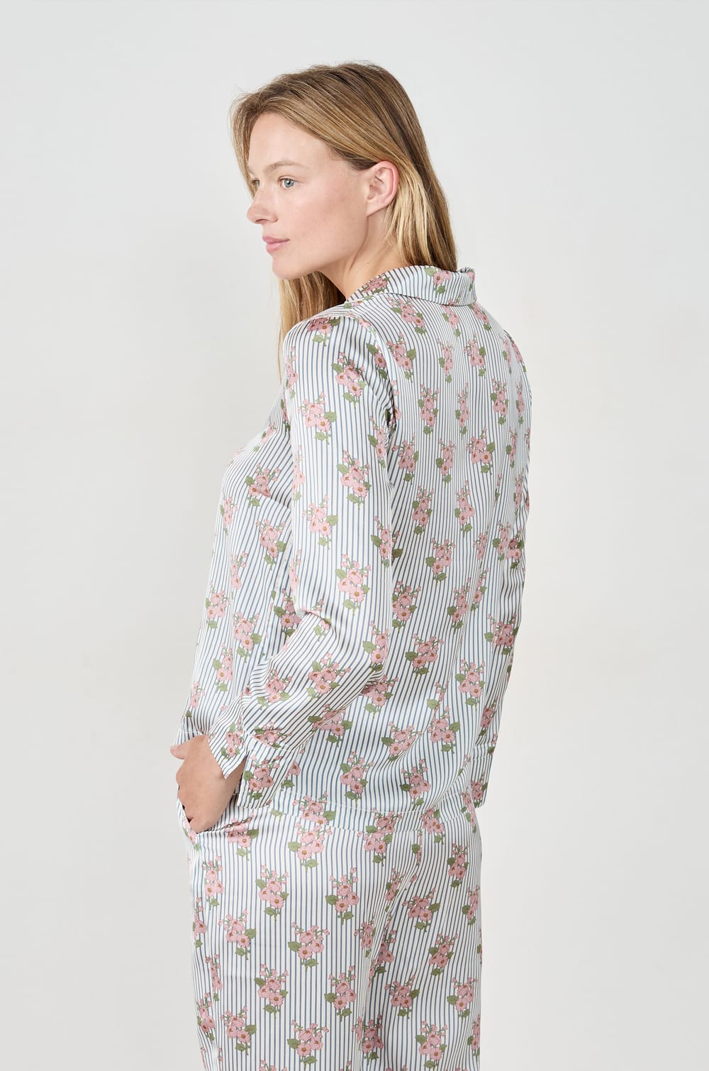 Chemise de pyjama satinée à motifs fleurs;${refinementColor}