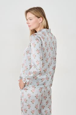 Chemise de pyjama satinée à motifs fleurs;${refinementColor}