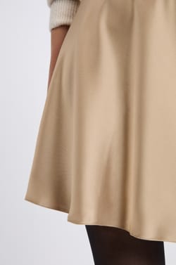 Jupe courte satinée;${refinementColor}