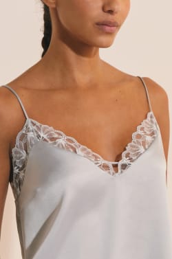Caraco de pyjama satin&eacute; avec d&eacute;tail en dentelle;${refinementColor}
