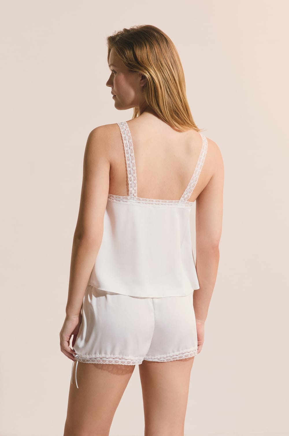 Top de pyjama satin&eacute; avec des d&eacute;tails en dentelle;${refinementColor}