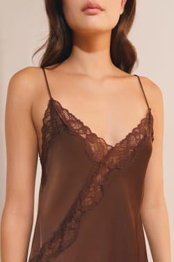 Nuisette longue asym&eacute;trique avec d&eacute;tails dentelle;${refinementColor}