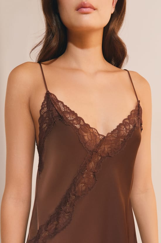 Nuisette longue asym&eacute;trique avec d&eacute;tails dentelle;${refinementColor}