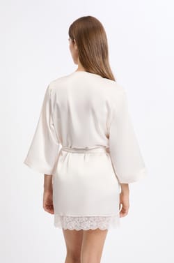 Desnudo satinado con detalles de encaje;${refinementColor}