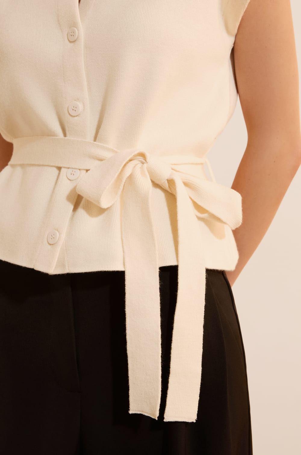 Cardigan &agrave; manches courtes avec lien &agrave; nouer;${refinementColor}