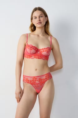 String en dentelle;${refinementColor}