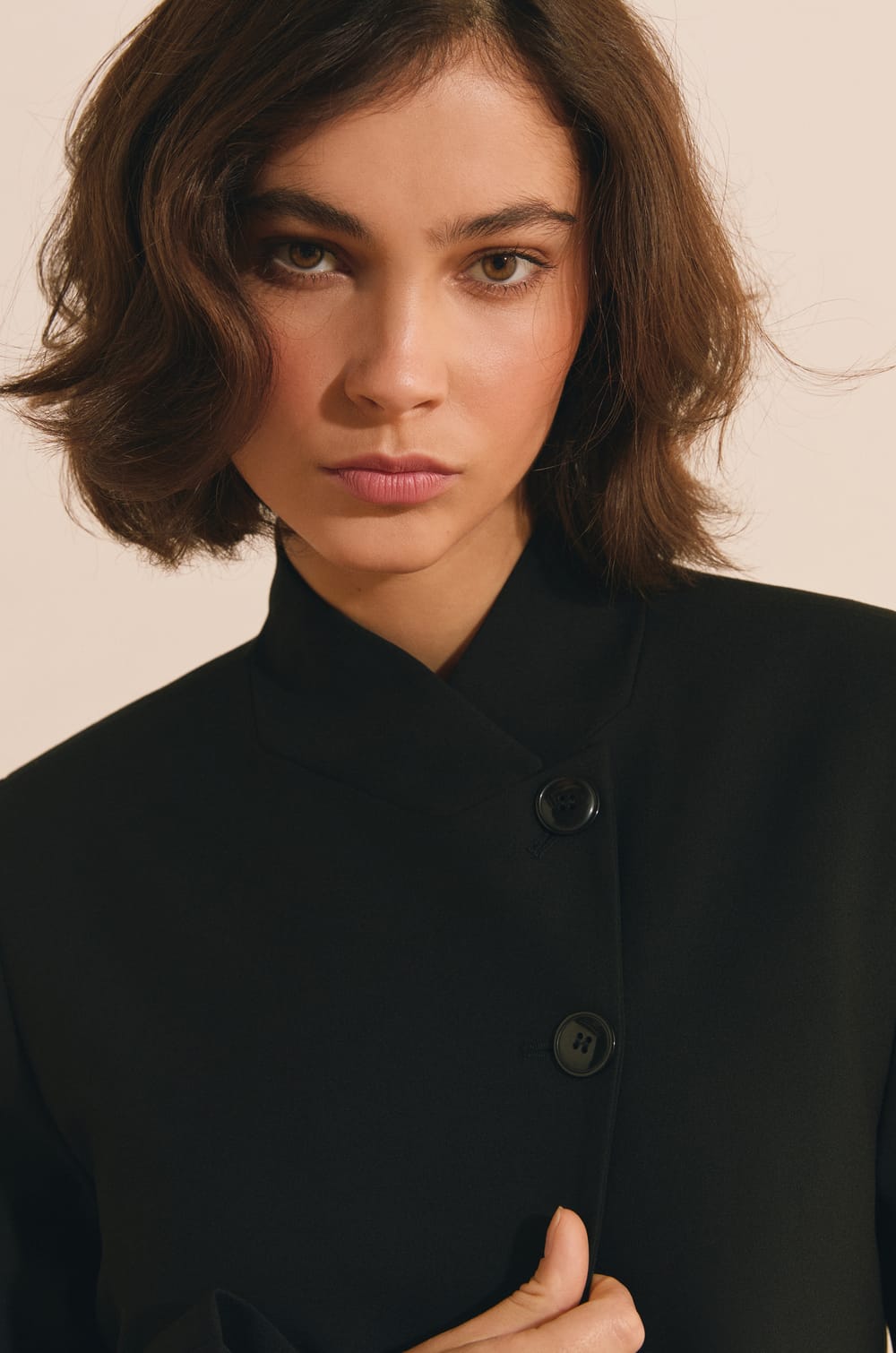 Veste courte &agrave; col montant asym&eacute;trique;${refinementColor}