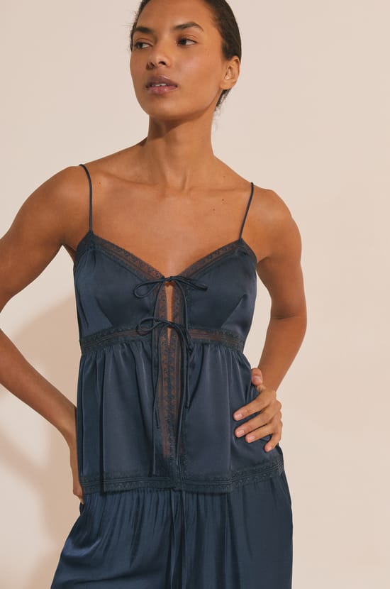 Top de pyjama satin&eacute; &agrave; n&oelig;uds;${refinementColor}