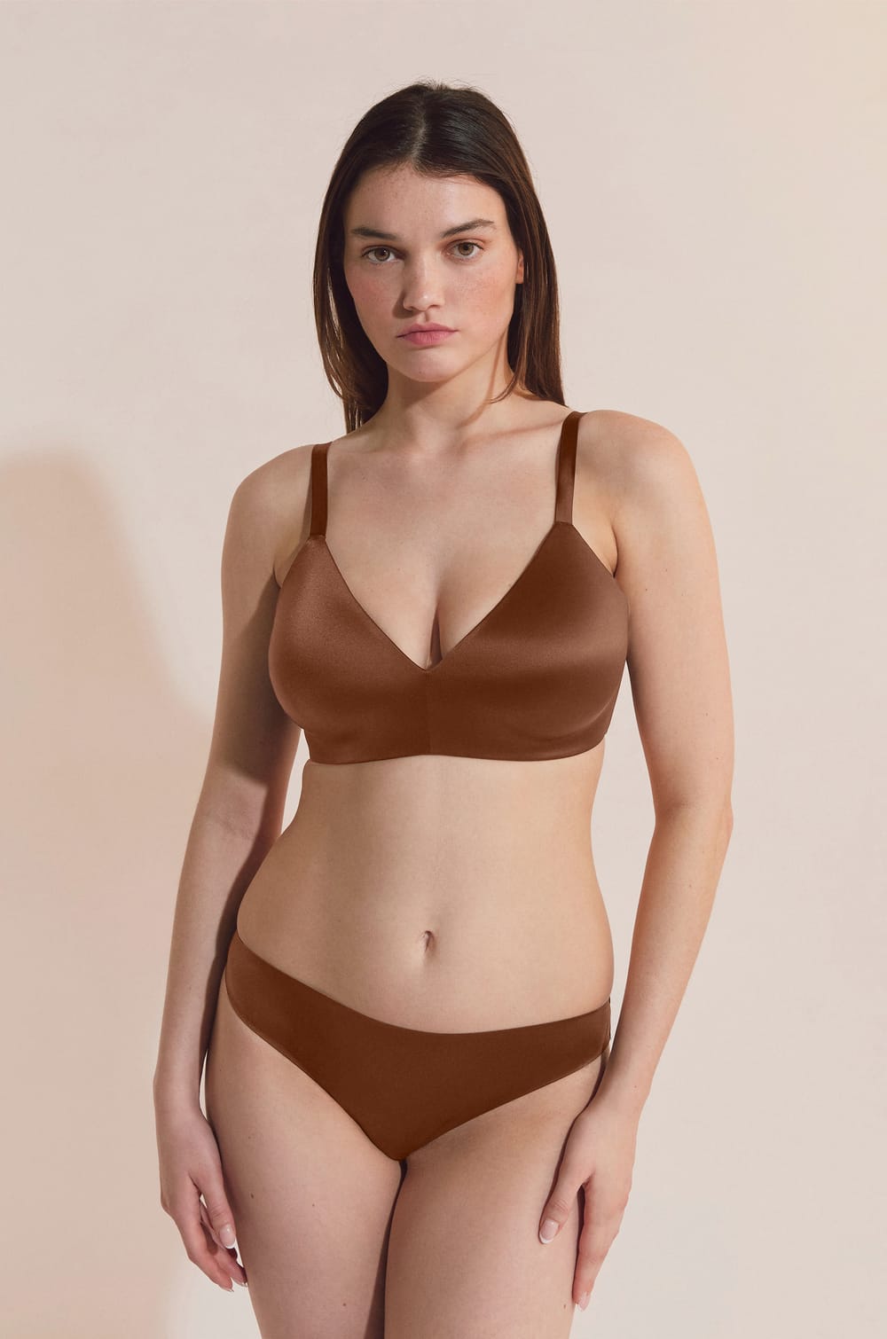 Soutien-gorge triangle sans armatures satin&eacute;;${refinementColor}
