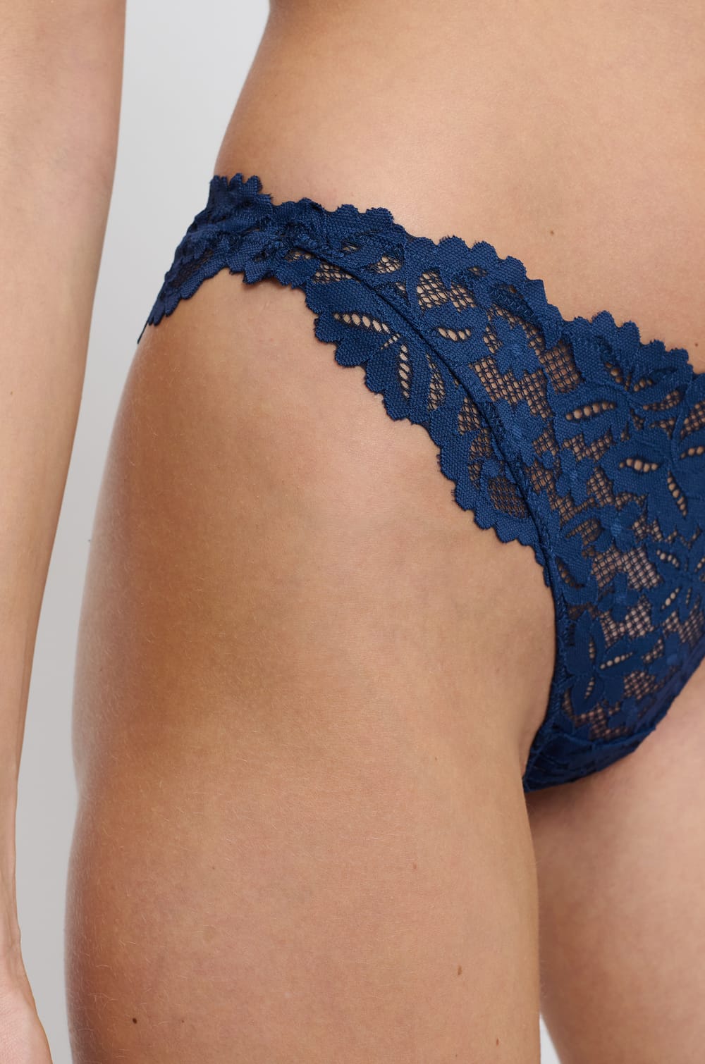 Tanga en dentelle;${refinementColor}