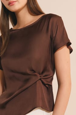 T-shirt drap&eacute; avec n&oelig;ud satin&eacute;;${refinementColor}