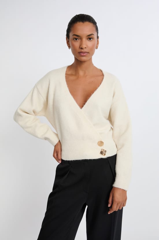 Pull col V avec boutons dorés;${refinementColor}