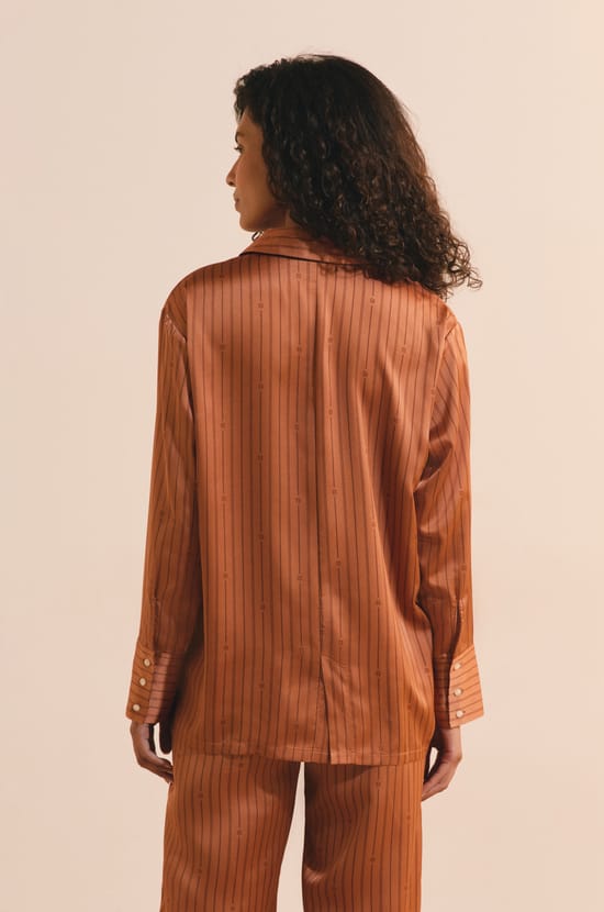 Chemise de pyjama &agrave; rayures satin&eacute;e;${refinementColor}