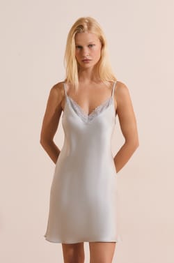 Nuisette courte en soie d&eacute;tails dentelle;${refinementColor}