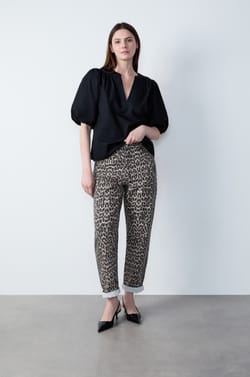 Jean coupe boyfriend à imprimé léopard;${refinementColor}