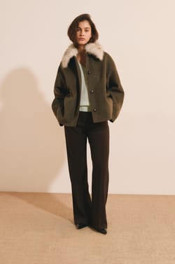 Manteau court avec col fausse fourrure;${refinementColor}