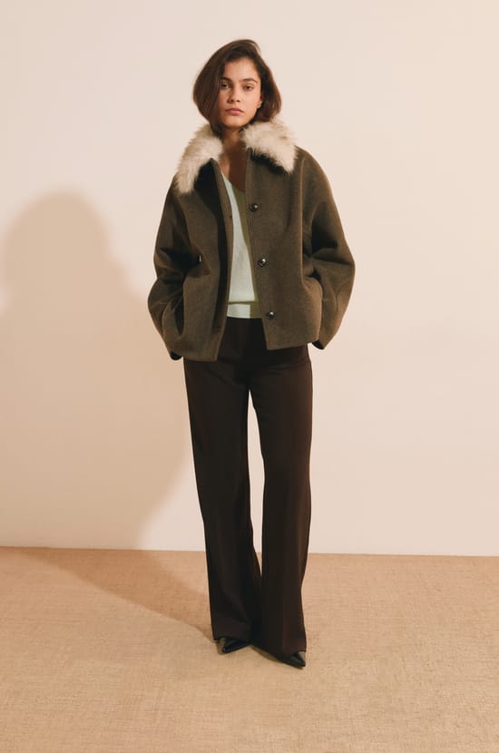 Manteau court avec col fausse fourrure;${refinementColor}