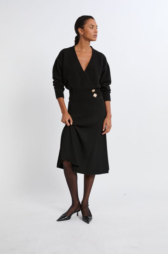 Pull col V avec boutons dorés;${refinementColor}