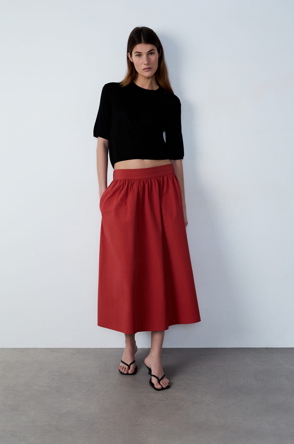 Fluid mid-length skirt with pockets;${refinementColor}