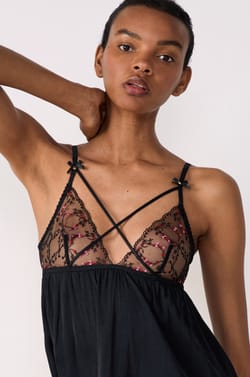 Nuisette courte détails cœurs décolleté croisé;${refinementColor}