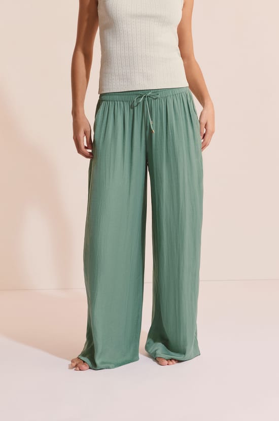 Pantalon de pyjama satin&eacute; coupe large;${refinementColor}