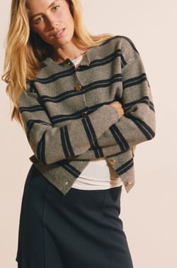 Pull manches longues &agrave; rayures avec d&eacute;tail bouton dor&eacute;;${refinementColor}