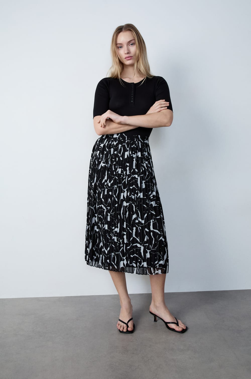 Long pleated patterned skirt;${refinementColor}