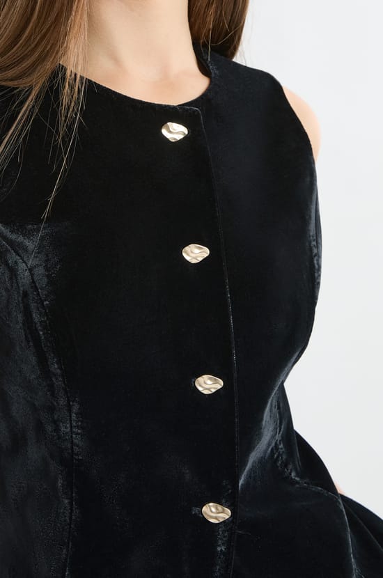 Top sans manches en velours &agrave; boutons dor&eacute;s;${refinementColor}