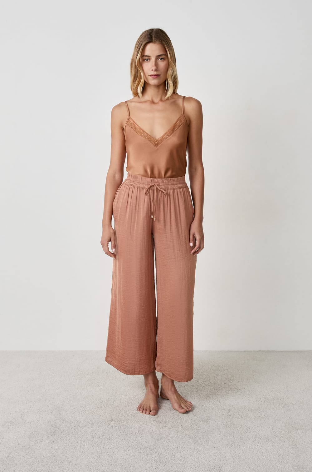 Pantalon satin&eacute; coupe large;${refinementColor}