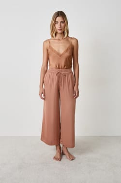 Pantalon satin&eacute; coupe large;${refinementColor}