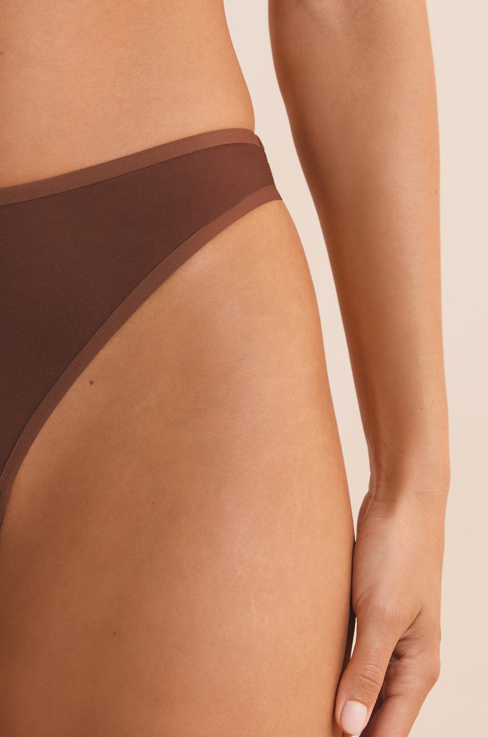 String transparent en tulle;${refinementColor}
