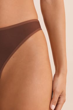 String transparent en tulle;${refinementColor}