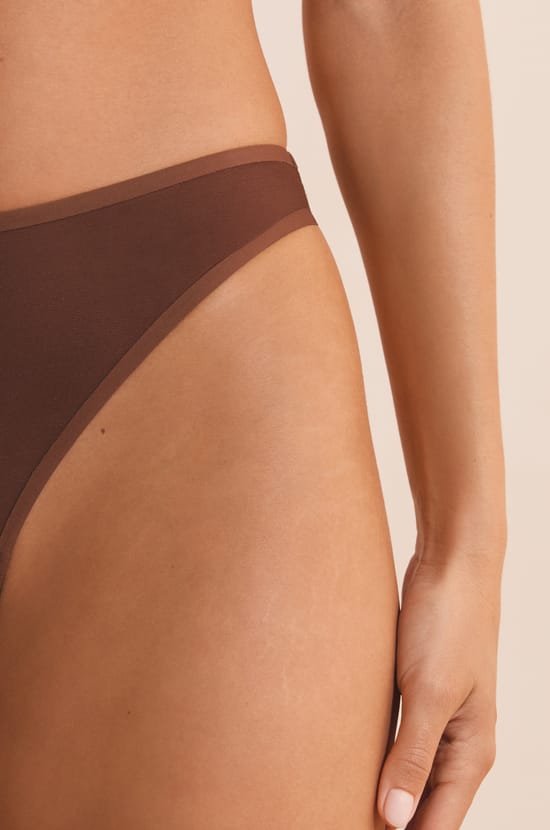 String transparent en tulle;${refinementColor}