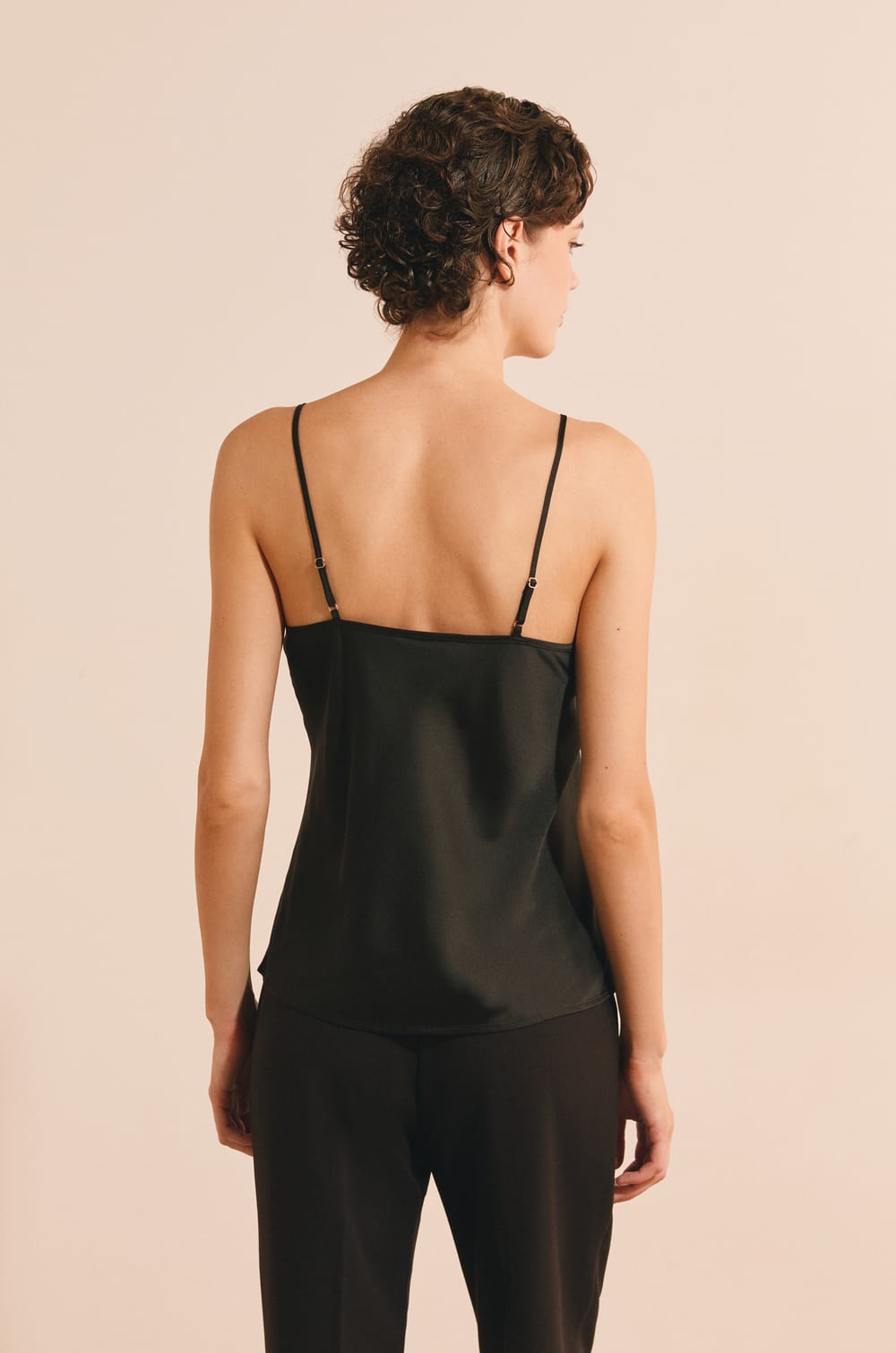 Caraco satin&eacute; avec d&eacute;tails en broderie;${refinementColor}