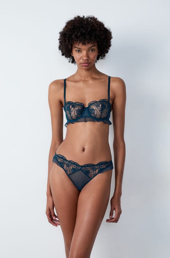 String en tulle brodé;${refinementColor}