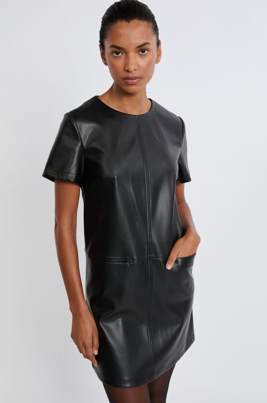 Robe courte droite effet cuir;${refinementColor}