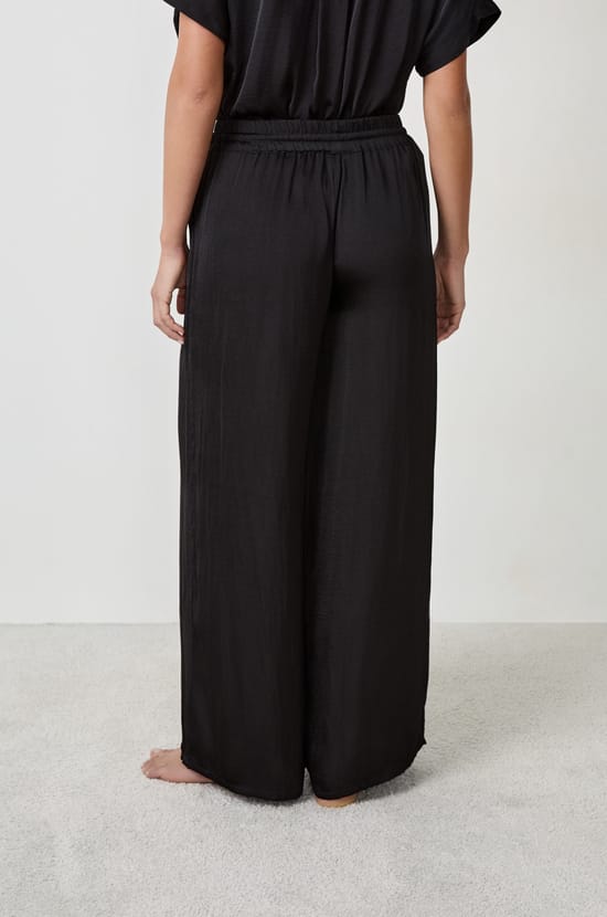 Pantalon satiné coupe large;${refinementColor}