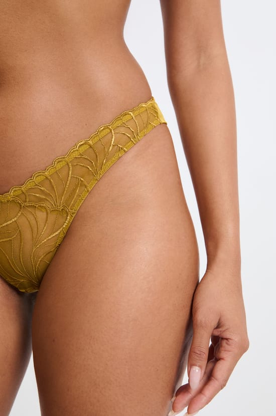 Tanga mit floraler Stickerei;${refinementColor}