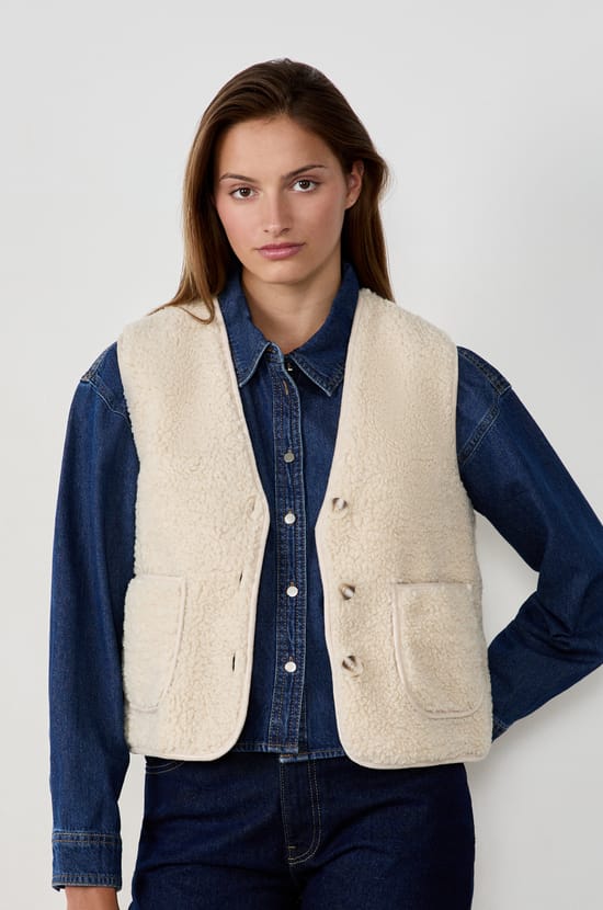 Veste sans manches en fausse fourrure;${refinementColor}