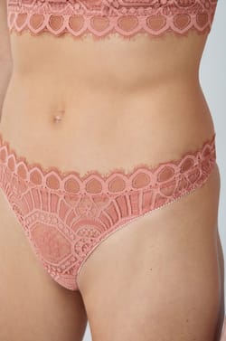 String en dentelle;${refinementColor}