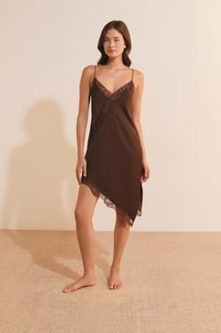 Nuisette longue asym&eacute;trique avec d&eacute;tails dentelle;${refinementColor}