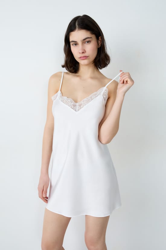 Nuisette courte satinée détails dentelle;${refinementColor}
